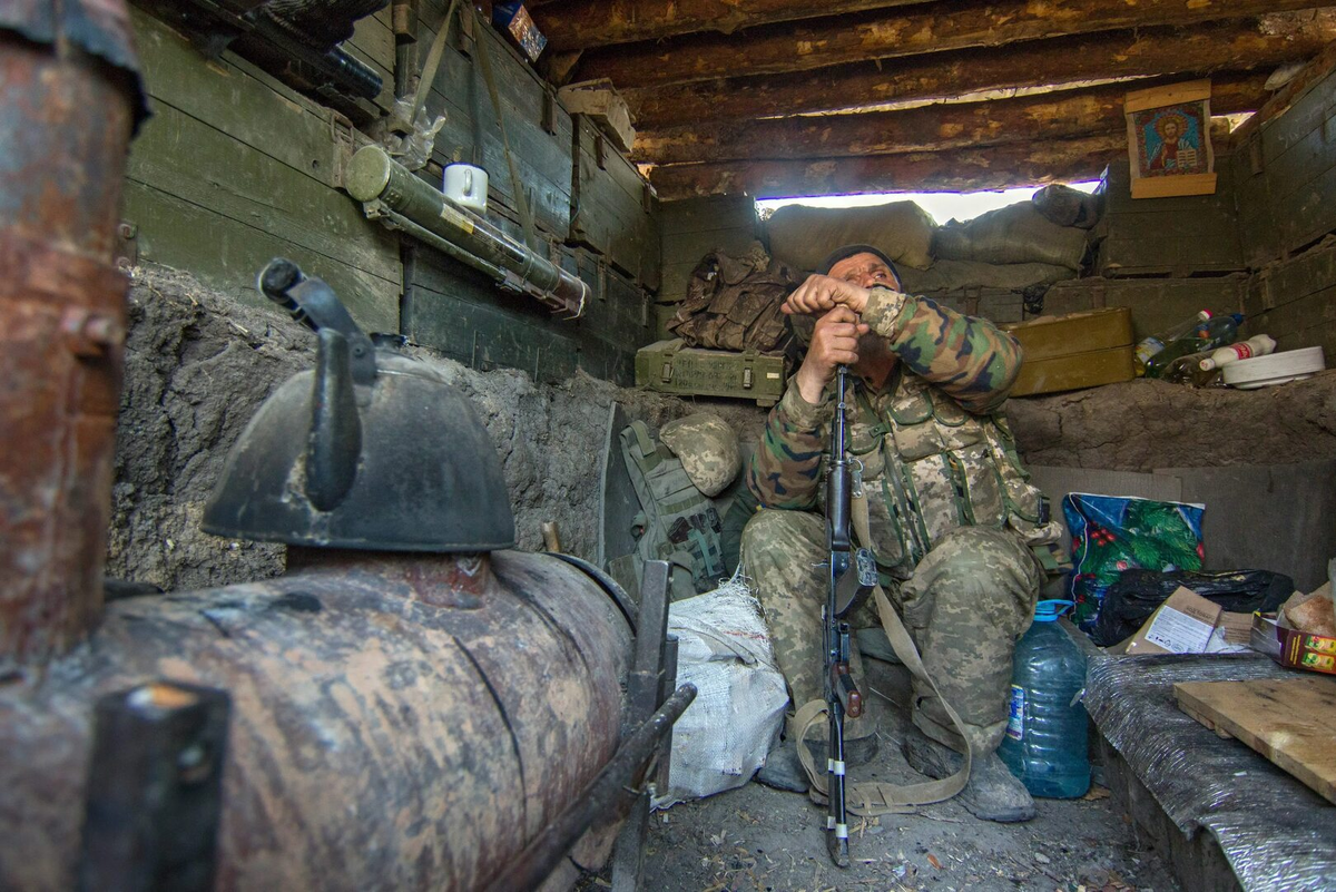 военнослужащий всу застрелился. застрелился в полицейском участке. сотрудница полиции выложила. военнослужащий всу застрелился.