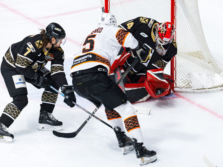     Приморский голкипер Василий Демченко стал героем дня в КХЛ. Фото: ХК «Адмирал»