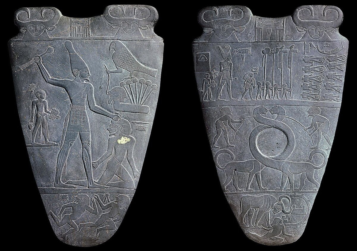 Палетка Нармера, найденная при раскопках в Иераконполе.
