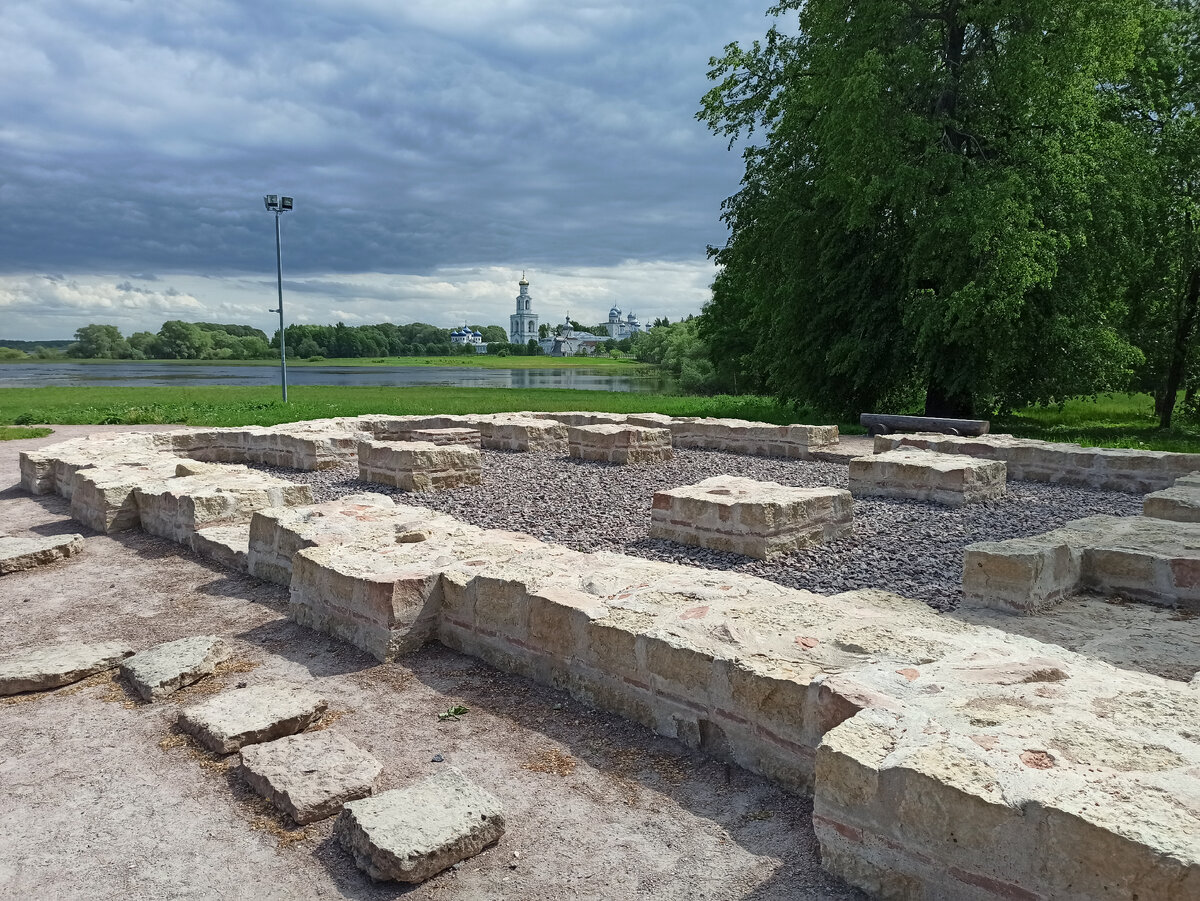 Юрьев монастырь на другом берегу реки.