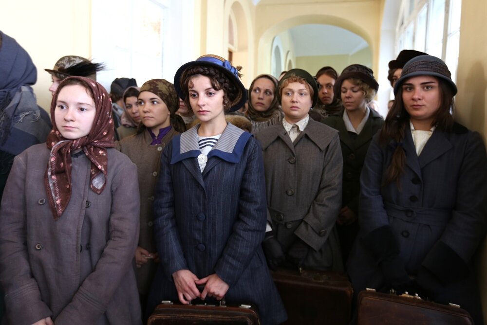 Желающие вступить в ряды батальона. Обыкновенные женщины разных сословий. 