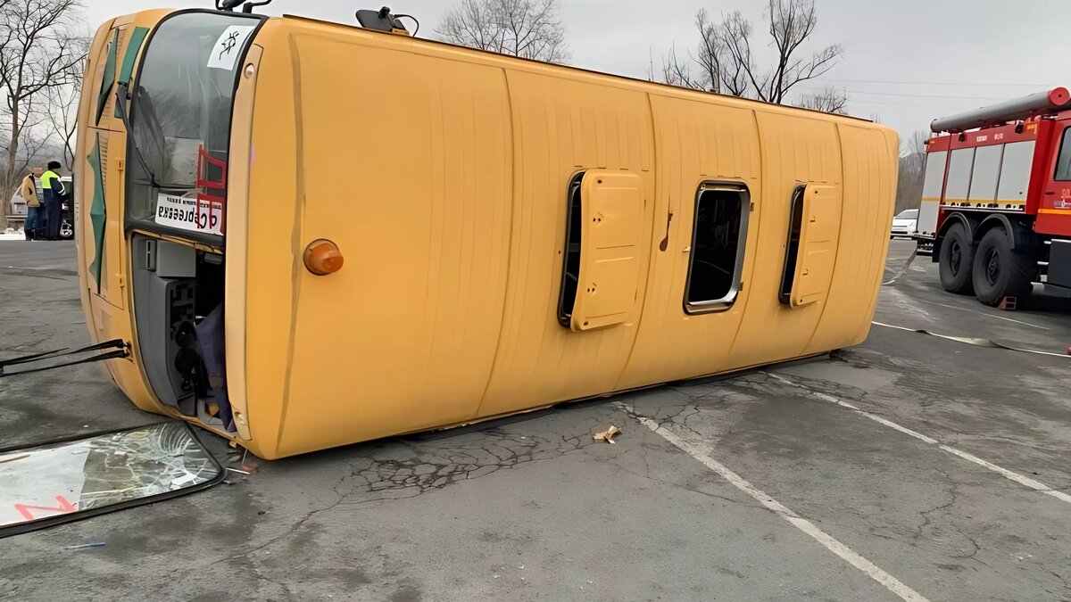     Полиция Приморья опубликовала несколько кадров с места аварии, участниками которой поневоле стали двадцать школьников.