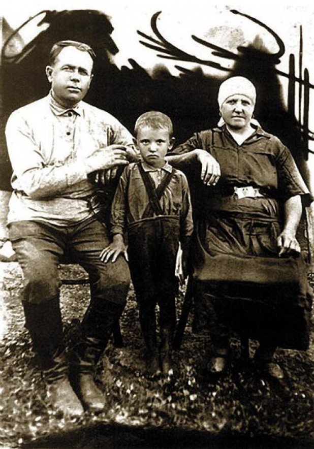 Миша Горбачев со своим дедом и бабушкой, 1936 год