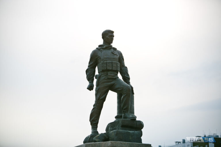    В Оренбурге в День Героев Отечества возложат цветы к памятнику Александру Прохоренко Кристина Просвиркина