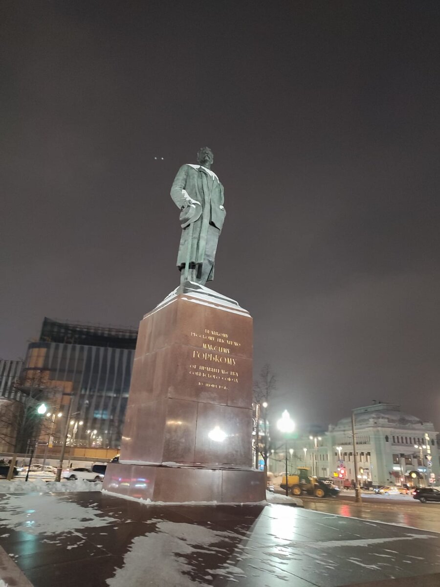 Зимой, на ветру, у памятника пустынно...
