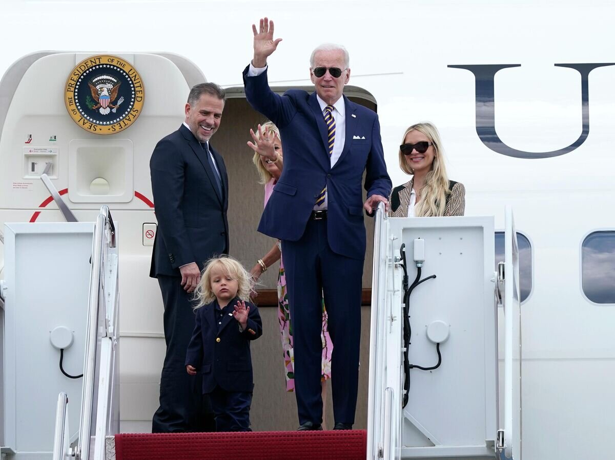    Президент США Джо Байден с семьей перед полетом в Южную Каролину© AP Photo / Susan Walsh
