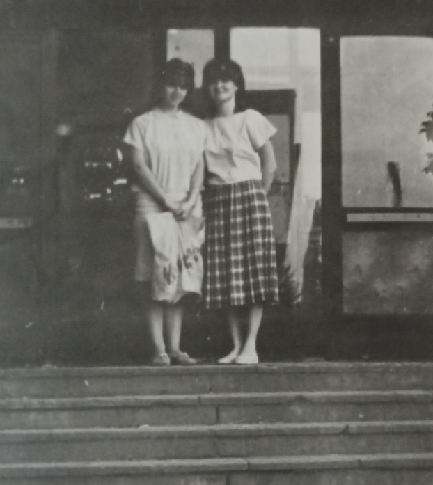 Ленинград_1989г. Автор (слева) с подругой. У входа в общежитие на ул.Морской пехоты