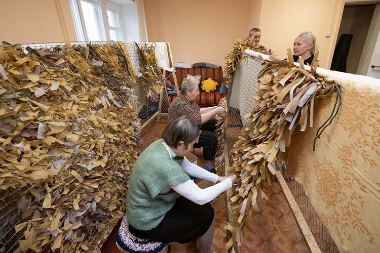    «Некоторые волонтеры плетут схемами министерства обороны. К нам же бойцы сами приезжают и вносят свои корректировки. Говорят, какие сети должны быть по густоте, цвету и размеру. Мы ориентируемся на их пожелания и отзывы от ребят получаем только самые положительные»
