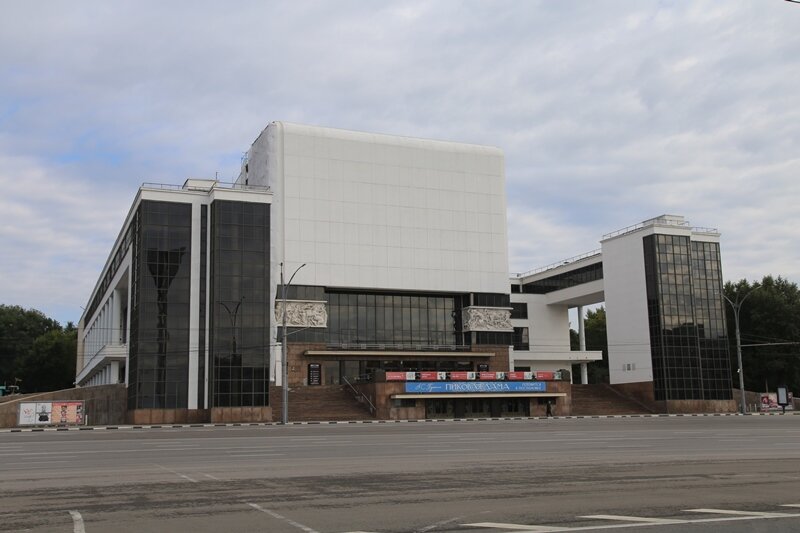 Ростовский академический театр драмы имени М. Горького. Театральная площадь, 1. Построен в 1935 году в стиле конструктивизма. За форму его называют "трактор".