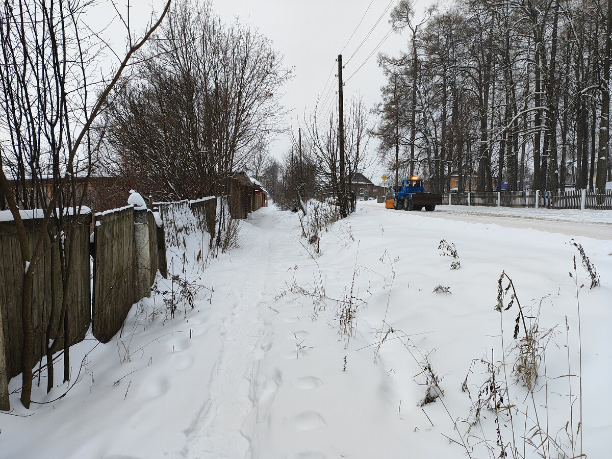 Как раз удалось запечатлеть технику, которая чистит дорогу возле участка. Слева забор нашего участка