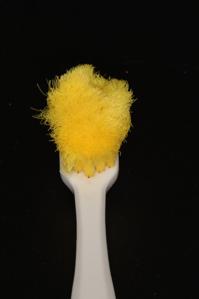 10 тысяч щетин и использование щётки для чистки протезов. Не надо так.