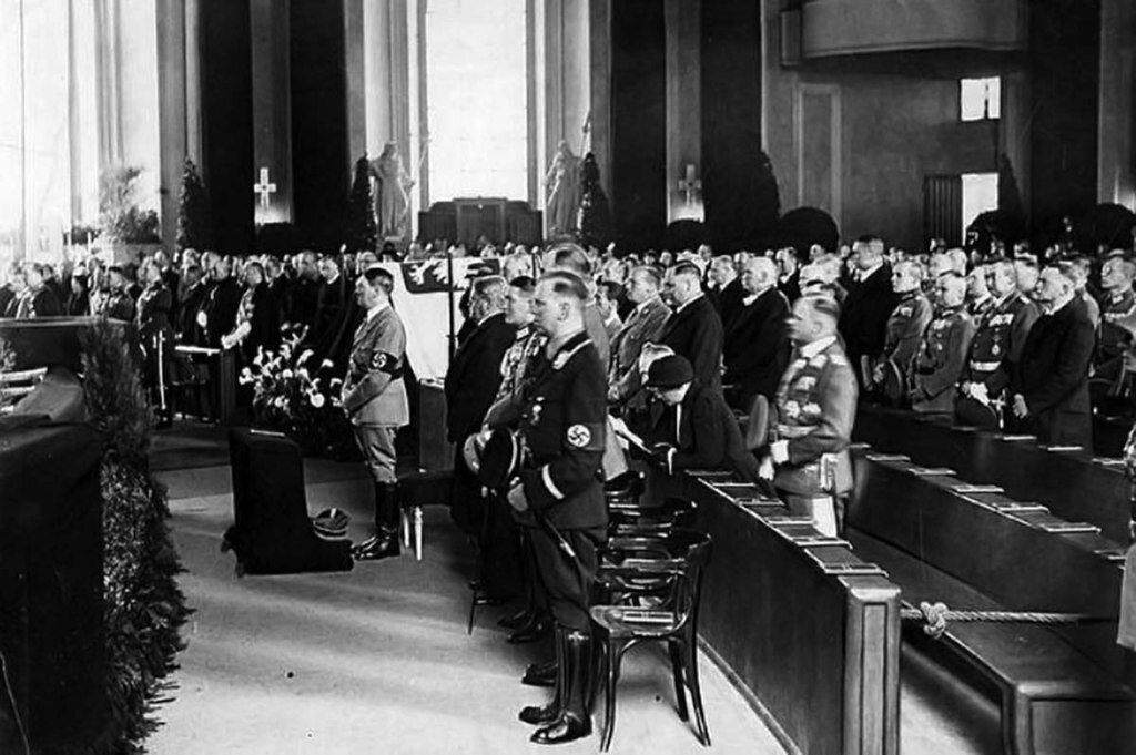 Гитлер на похоронах Пилсудского в 1935.