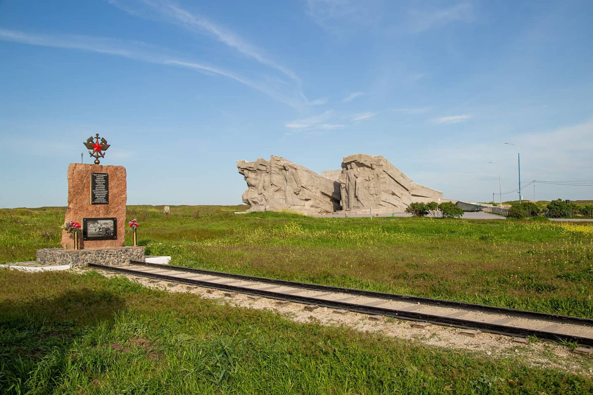 Памятник воинам-железнодорожникам. Фото из открытых источников Яндекс.Картинки
