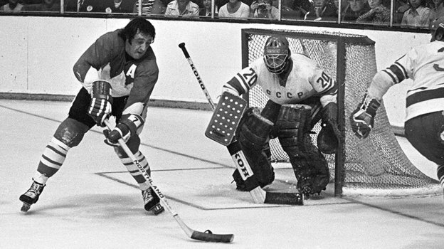 Фил Эспозито атакует ворота Владислава Третьяка.