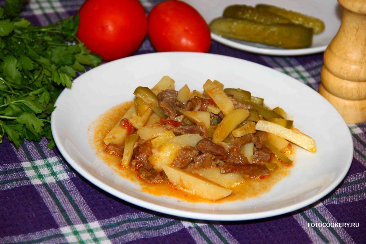 азу по-татарски с солеными огурцами. кондюбе казахское блюдо. курица по татарский. мясо по татарски. татарское национальное блюдо тутырган.