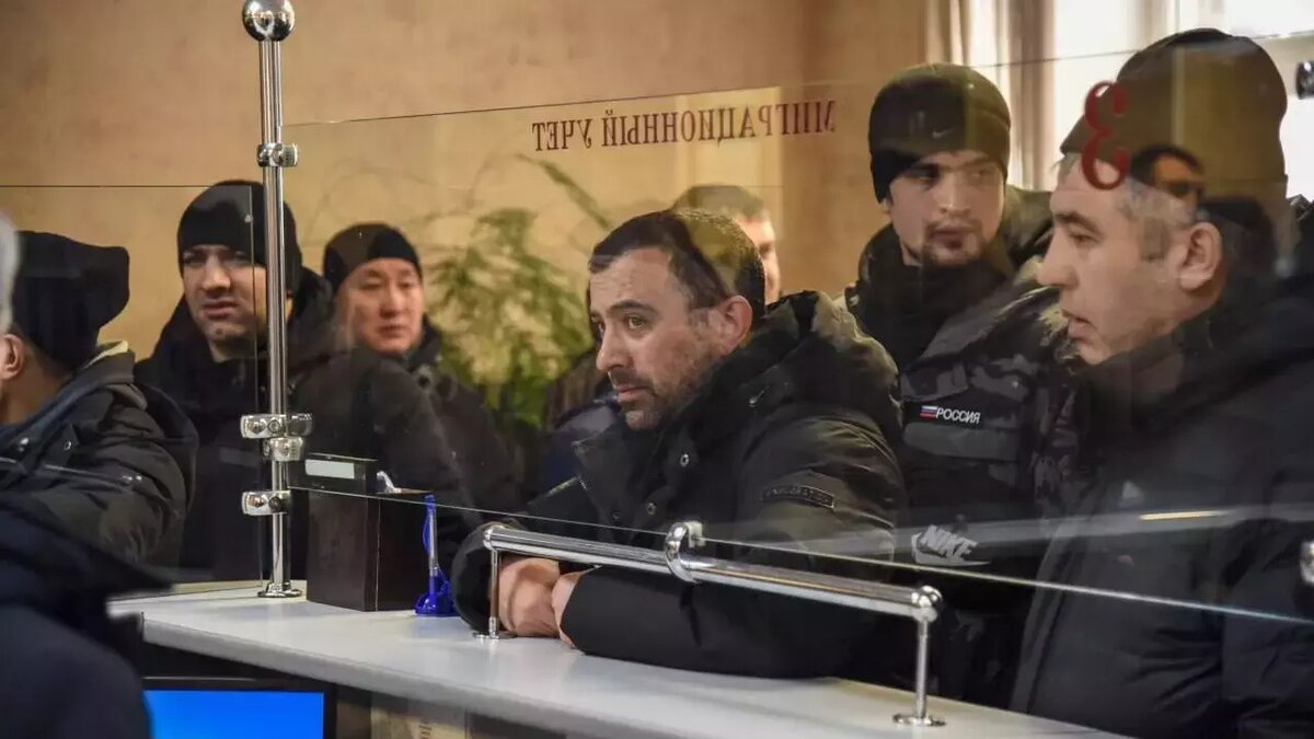     В городах Красноярского края с осени проходят рейды полиции — на них проверяют сотни мигрантов, выявляют среди них получивших гражданство РФ и совместно с военкоматами выдают повестки. «Проспект Мира» узнал у полиции выросло ли число рейдов и с чем это связано.