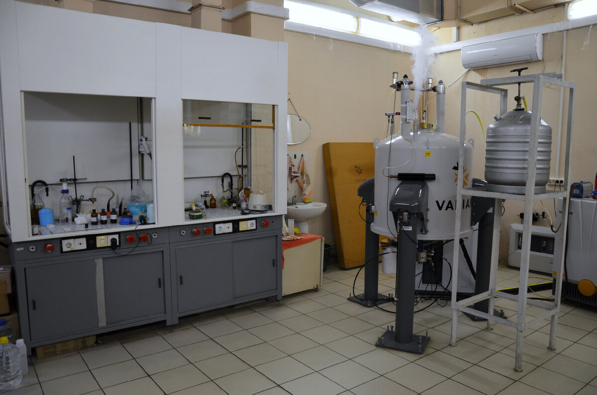 Спектрометр ЯМР (справа, дан в сравнении)