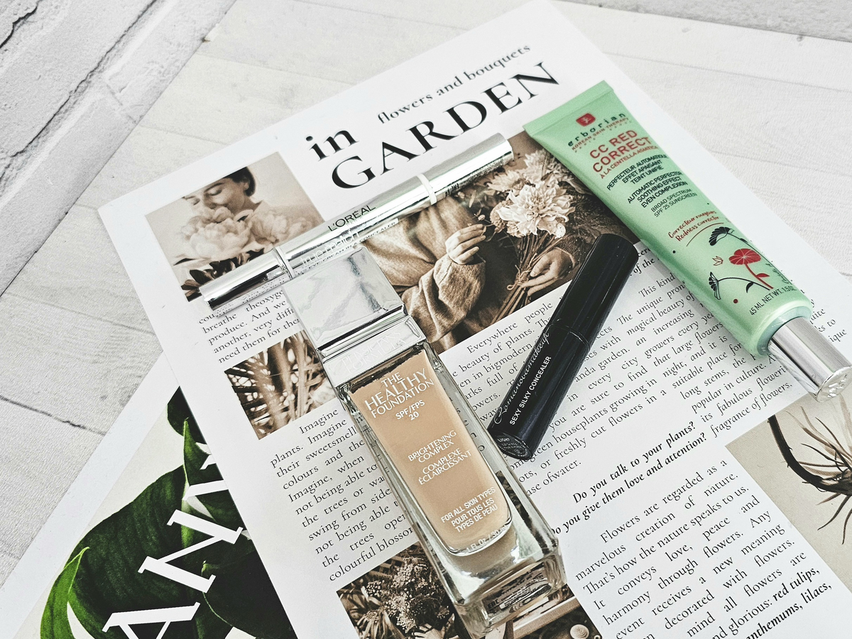 Мои тональные средства. Крем Physicians Formula и CC Erborian с коррекцией красноты кожи обожаю, идеально мне подходят. Консилер буду подбирать другой. Кисточки от L'Oreal довольно темных оттенков, а кремовый консилер RomanovaMakeup для меня сложен в плане нанесения