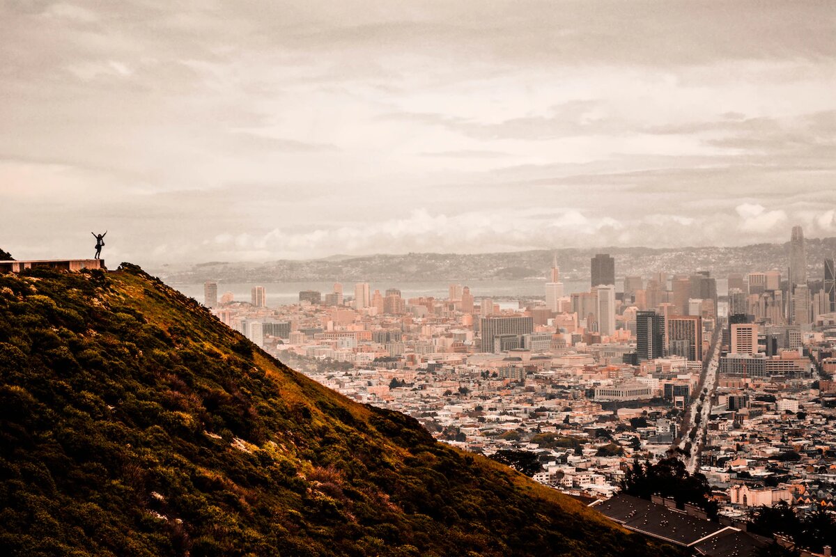 Город на холме какой город. Твин-пикс (Сан-Франциско). Холмы Сан Франциско. Вид на город с холма. Город на Холме.