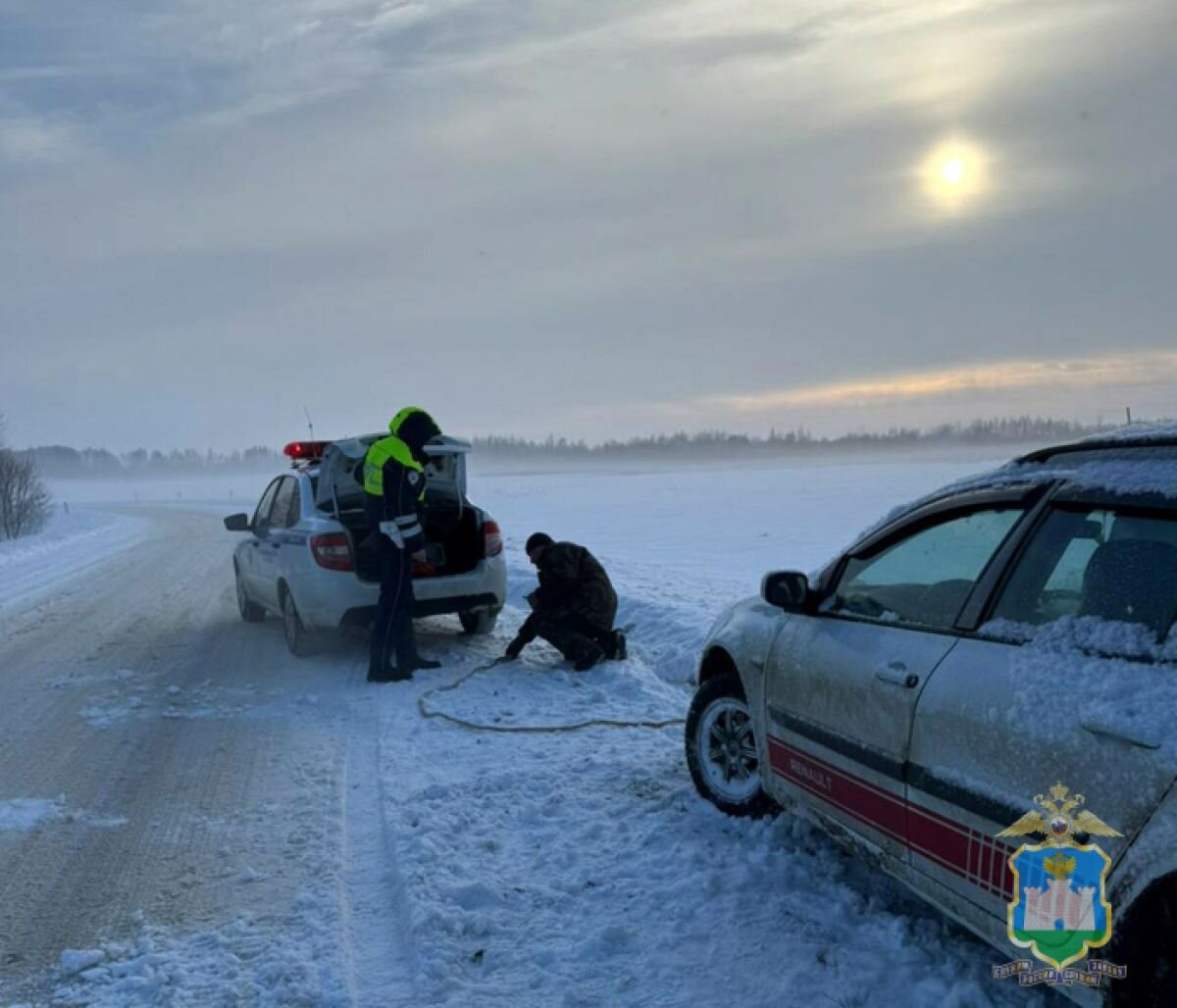 Двое мужчин на машине попали в снежный плен на обочине орловского села |  «Орловские новости» | Дзен