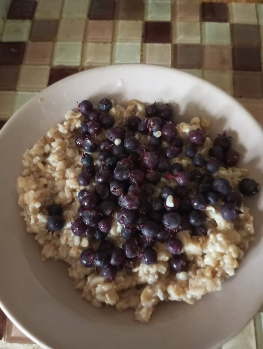 Овсянка с ягодами ирги