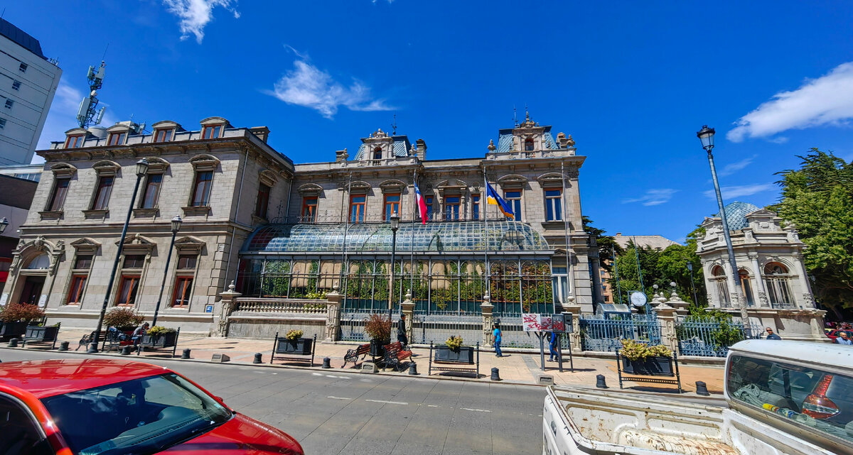 на одной из центральных улиц Пунта Аренас