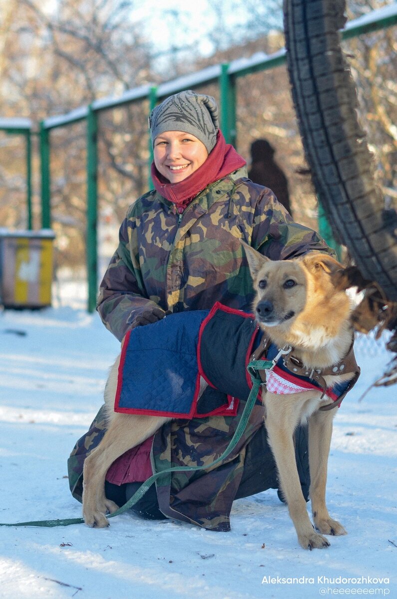 Собачка Соня и наш волонтер Аня.