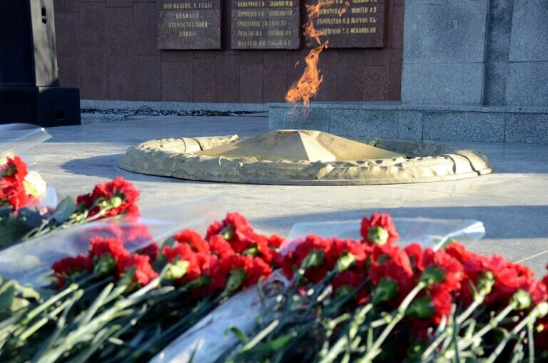    В Оренбурге в День Героев Отечества возложили цветы к мемориалу «Вечный огонь» Кристина Просвиркина