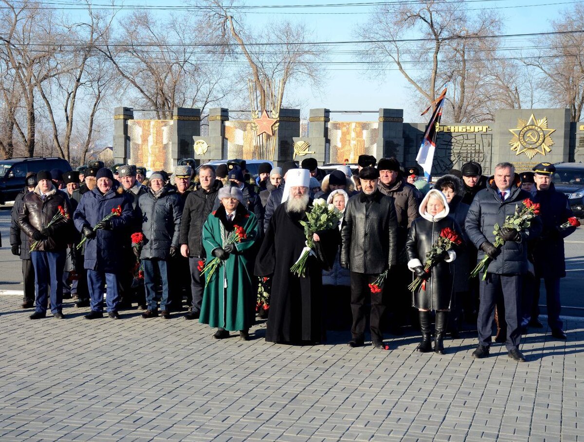  📷    В Оренбурге в День Героев Отечества возложили цветы к мемориалу «Вечный огонь» Кристина Просвиркина