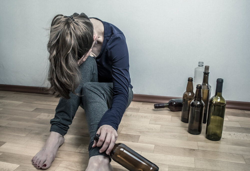 Drunk girl going. Подросток с бутылкой. Пьющая девушка. Женщина и алкоголь.