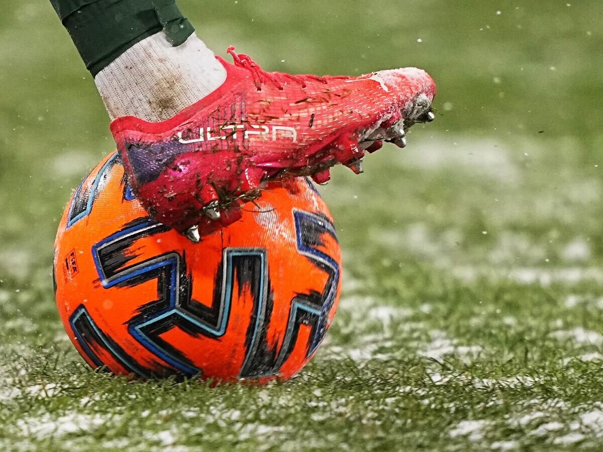    Красный футбольный мяч© РИА Новости / Александр Вильф