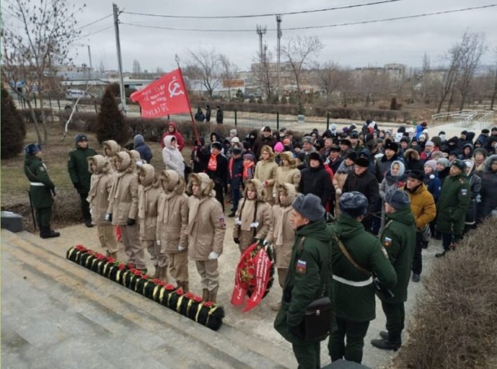    Жители Камышина возложили цветы к памятникам в День Героев Отечества (фото пресс-службы городской администрации)