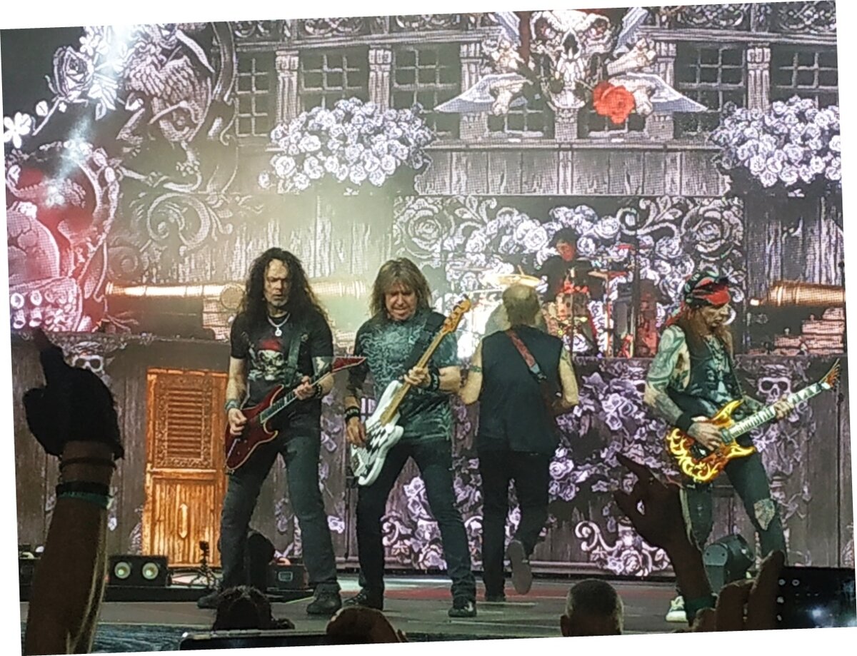 "Гость из царства Теней", май 2022. Слева направо: чья-то рука, С.Попов, В.Дубинин, В.Холстинин (спиной), С.Маврин. Фото автора. 