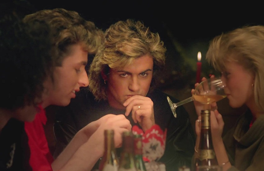 Фото из интернета. Как смотрит, гад)