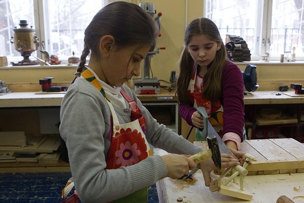 https://lenta.ru/comments/news/2023/12/06/volodin-zayavil-o-neobhodimosti-uchit-devochek-varit-borsch-i-zabotitsya-o-muzhe/
