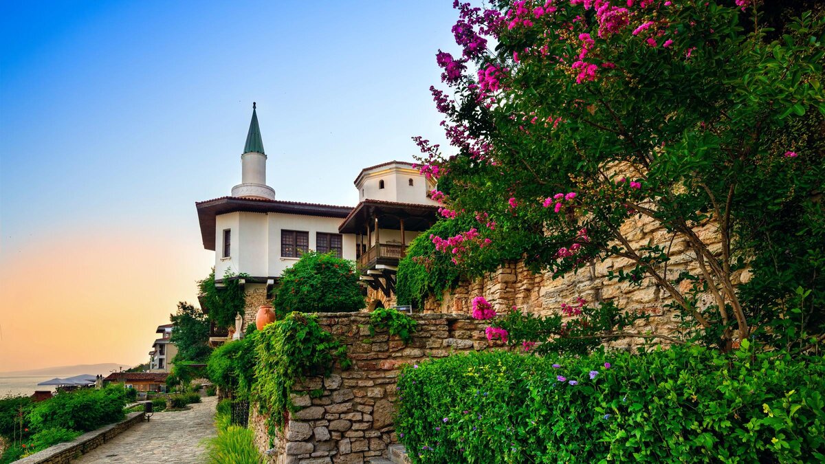 Нет, это не наш дом. Это дворец румынской королевы Марии в Балчике. Красиво! Источник: planetofhotels.com