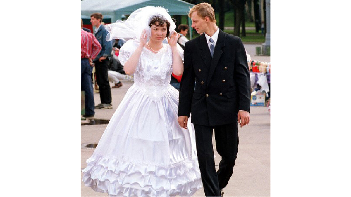 "Таблетка с фатой и туалет с рынка": какие платья выбирали невесты в лихие 90-е (топ 15)