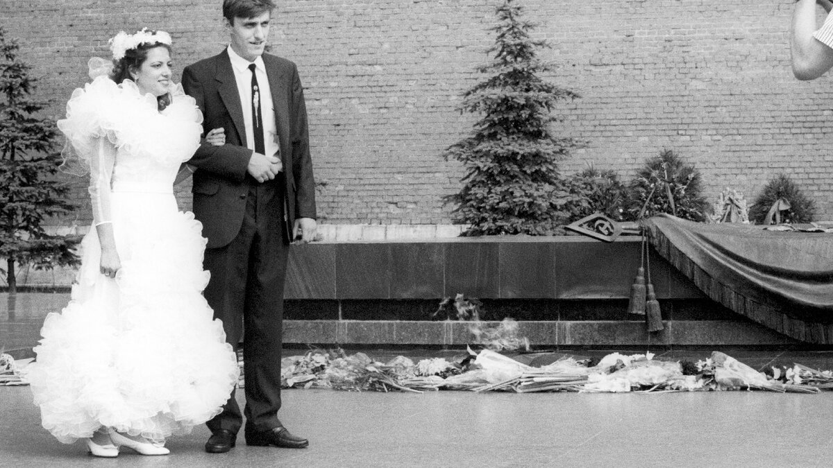 "Таблетка с фатой и туалет с рынка": какие платья выбирали невесты в лихие 90-е (топ 15)