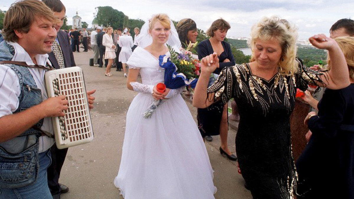 "Таблетка с фатой и туалет с рынка": какие платья выбирали невесты в лихие 90-е (топ 15)