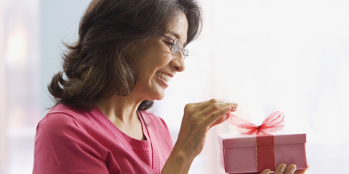 Ее энергичность и силы на исходе, но она все равно настоящая хозяйка и не отпускает из рук тот штиль, который она создала вокруг всего семейного праздничного уикенда.