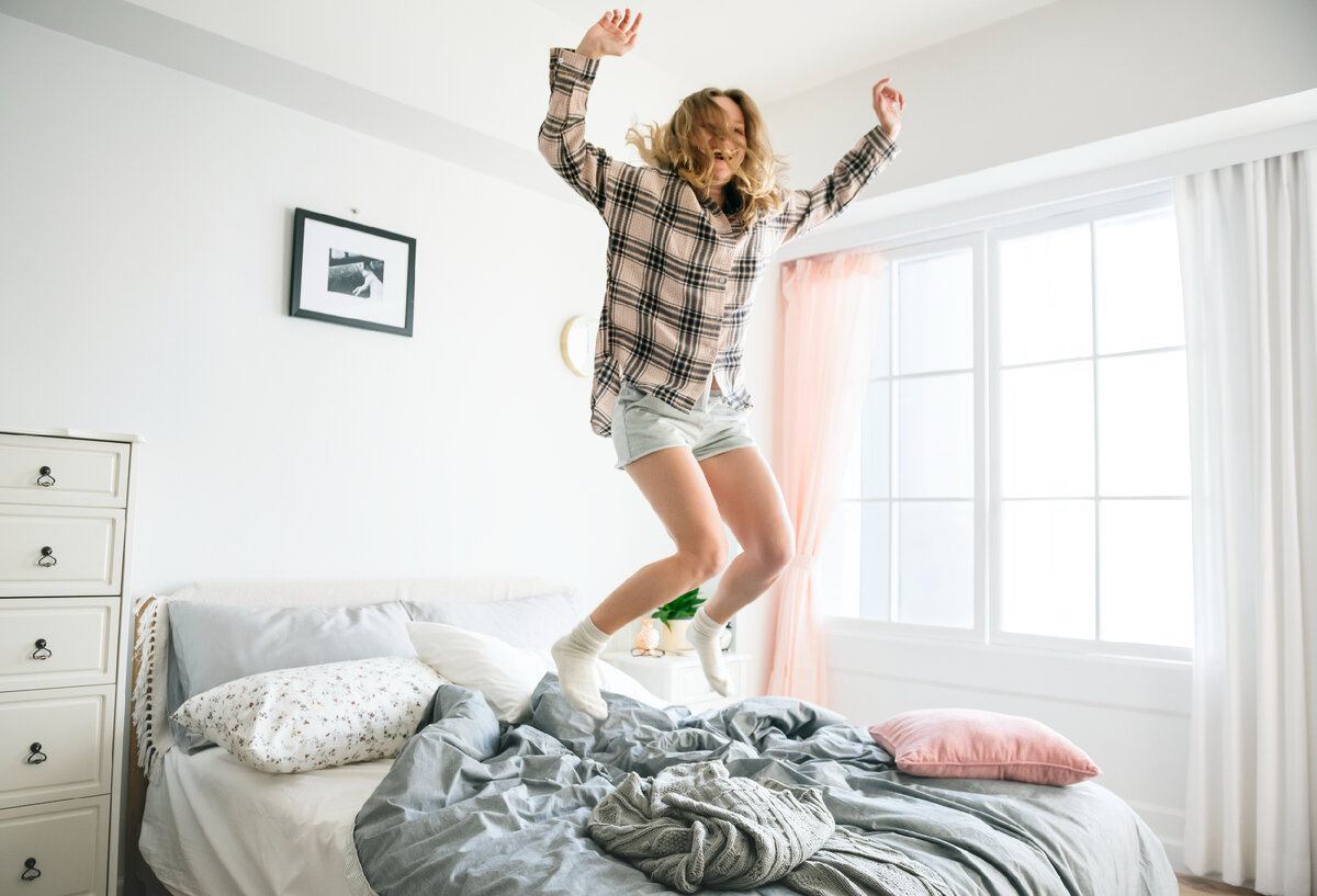 <a href="https://ru.freepik.com/free-photo/caucasian-girl-jumping-on-bed_2458029.htm#query=%D0%B4%D0%B5%D1%82%D0%B8%20%D0%BF%D1%80%D1%8B%D0%B3%D0%B0%D1%8E%D1%82%20%D0%BD%D0%B0%20%D0%BA%D1%80%D0%BE%D0%B2%D0%B0%D1%82%D0%B8&position=46&from_view=search&track=ais&uuid=b046760e-d692-4740-8a7a-d7c5eb33582f">Изображение от rawpixel.com</a> на Freepik