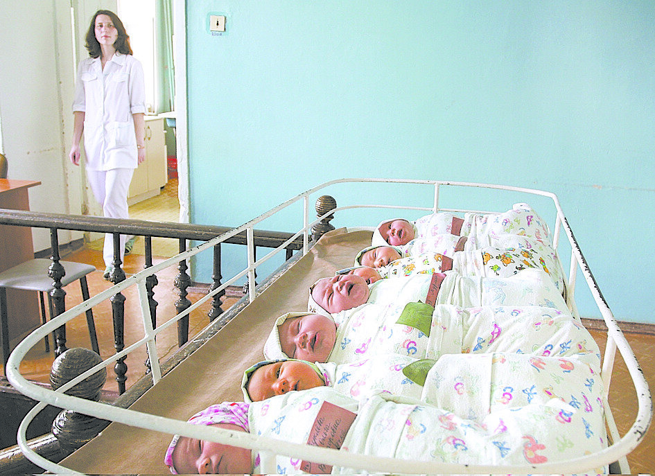 Ребенок 5 лет в роддоме. Ребенок 5 лет в роддоме. Дом малютки в курске. Новорождённые малыши в роддоме. Четверняшки в волгограде.