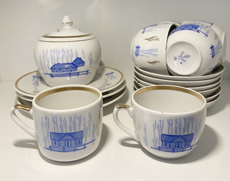 На фото показаны чашки двух форм