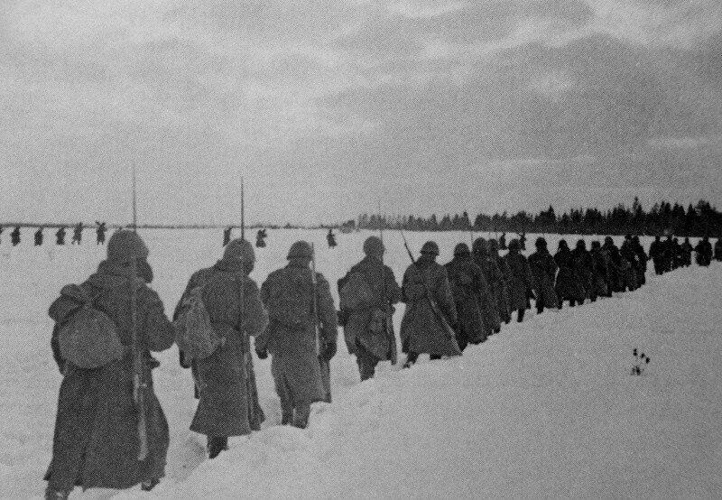Это фото из дзена. со свободного доступа. На ногах у бойцов не видно что. Но разве это очень теплая одежда для окопа? Думаете сегодня бойцы не страдают на СВО от морозов. Пусть там не минус 35-40 как у нас, но даже в минус пять замерзнуть можно.