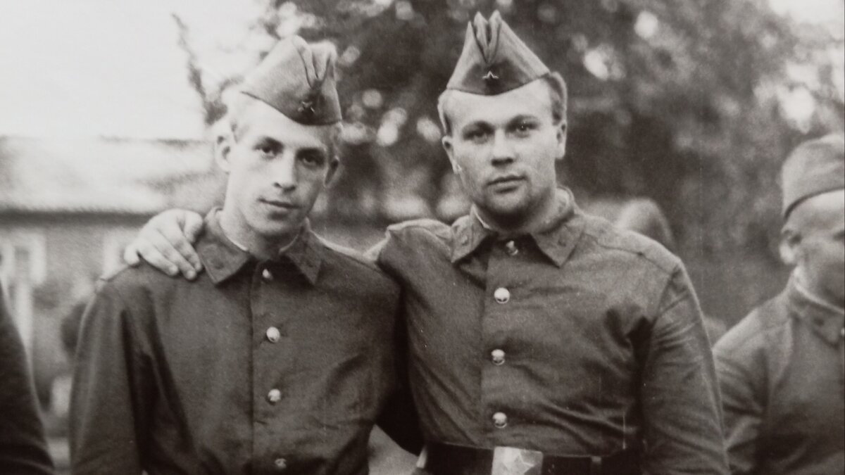 С товарищем в карантине. Я даже на лысо не стригся. Забыл, я справа. 