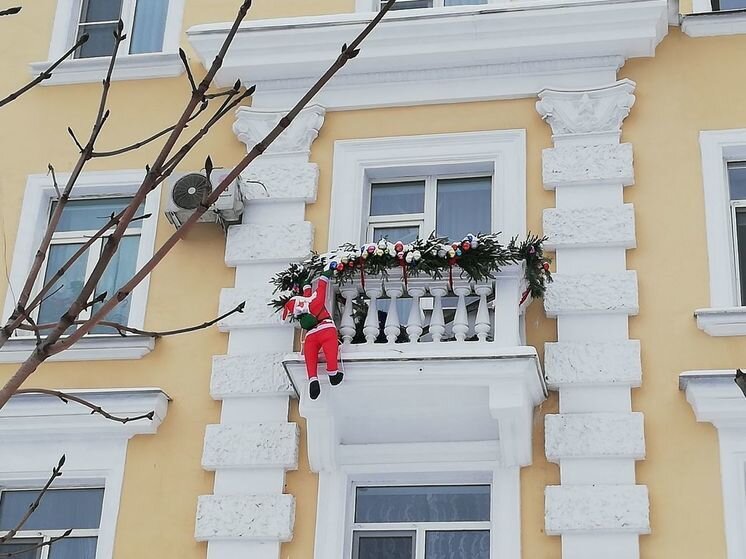     Деда мороза на балконе заметили псковичи / Ирина Каплан