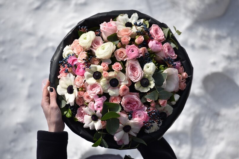 Весенний букет с анемонами и ранункулюсами. Автор Катя Воробьева