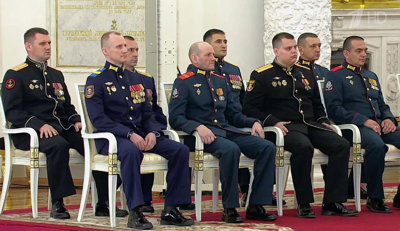 Военнослужащие на церемонии награждения