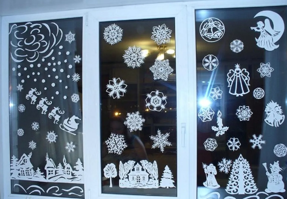 Новогодние трафареты из бумаги украшений на окна: шаблонов + способы использования