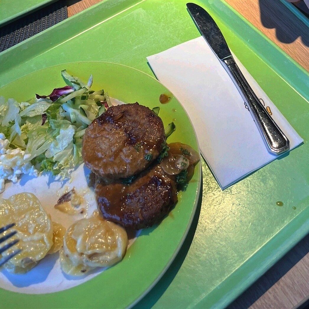 На обед был классический для Финляндии шведский стол. Фото https://www.tiktok.com/@tohmanlukionlegendat